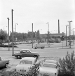 859411 Gezicht op de parkeerplaats bij het N.S.-station Amsterdam Sloterdijk te Amsterdam.